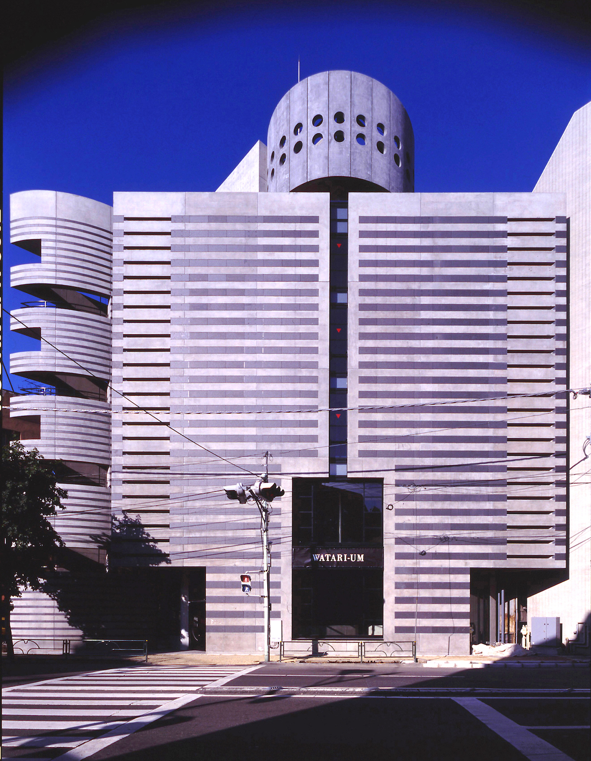 https://awt2025.artweektokyo.com/wp-content/uploads/2025/08/bbb3a00b83615a57f669e5abce50f28c.jpg
